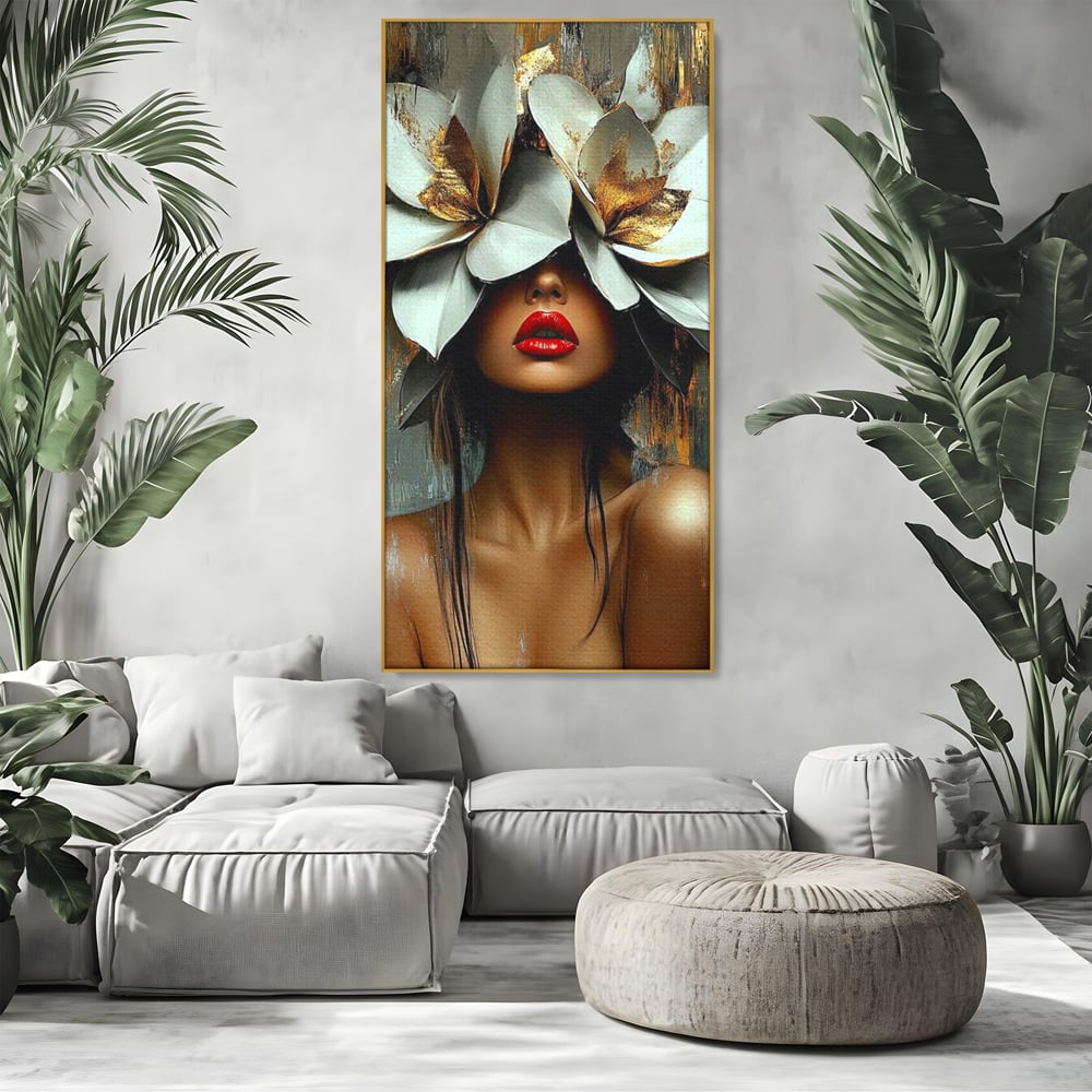 Tablou canvas cu tablou canvas cu femeie si flori, in rama de aluminiu auriu, pe perete intr-un living